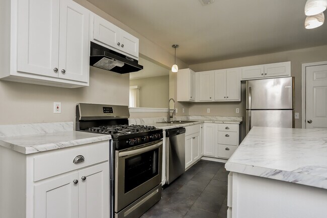 Building Photo - Fantastic 3bd/2ba home! Coming soon!