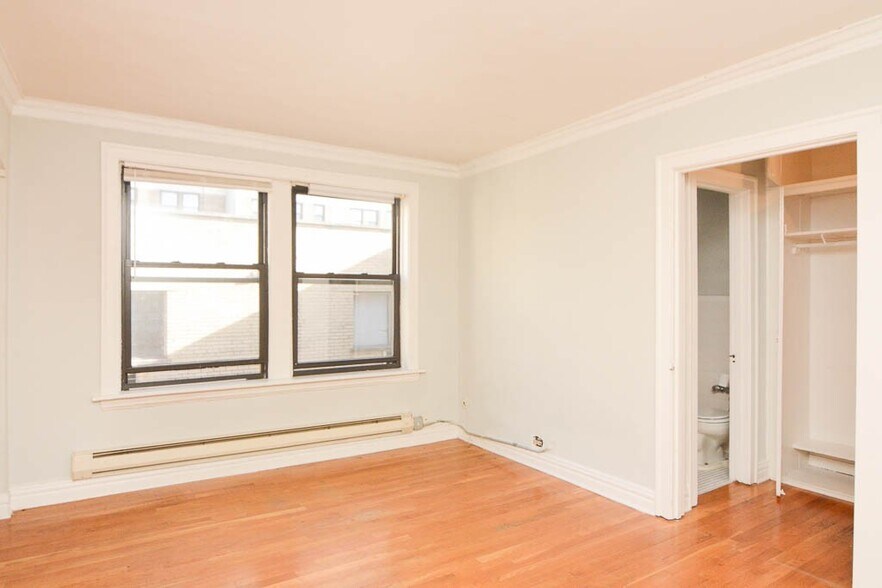 Building Photo - 533 W Roscoe St