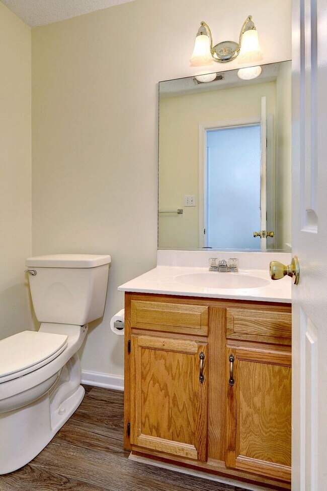 Building Photo - Convenient Coventry Home