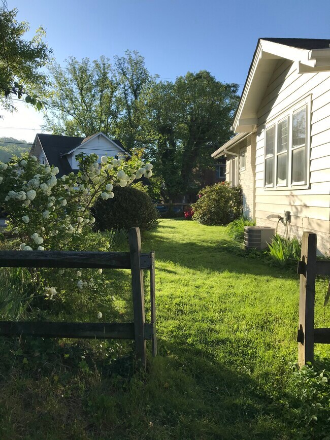 Building Photo - 881 Chester Rd