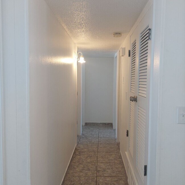 Building Photo - Welcome Home ! 3 bedroom 1.5 bath rental -DUPLEX