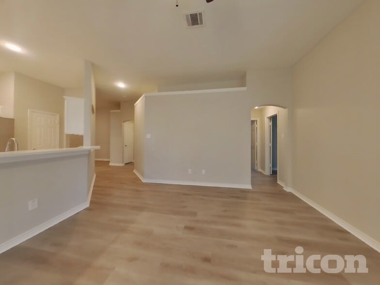 Building Photo - 6129 Tilapia Dr