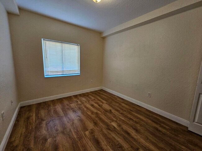 Building Photo - 1055 Golden Lakes Blvd