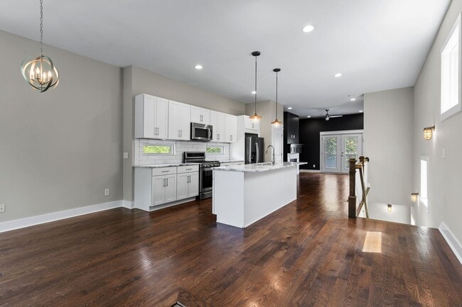 Building Photo - 4 Bedroom/ 2.5 Bath Home in East Nashville...