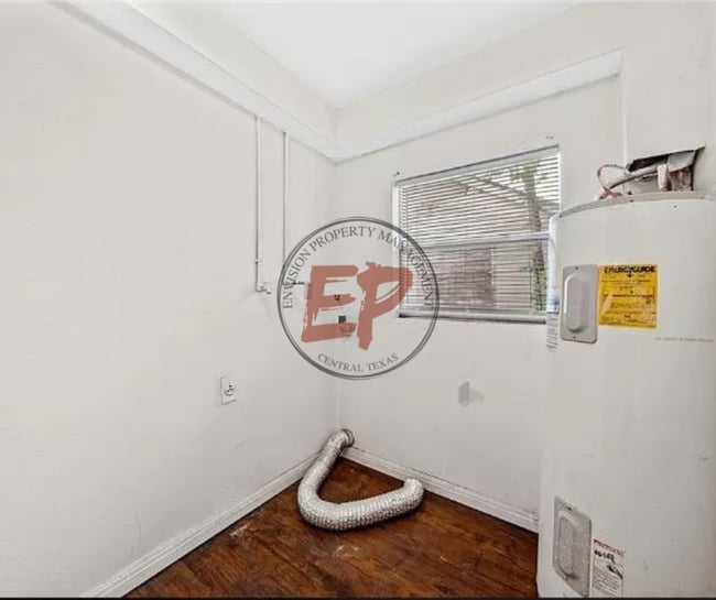 Building Photo - 213 N Oak Dr