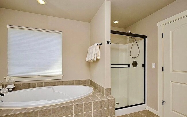 Building Photo - 3 Bed, 2.5 Bath Tigard Home with Entertain...