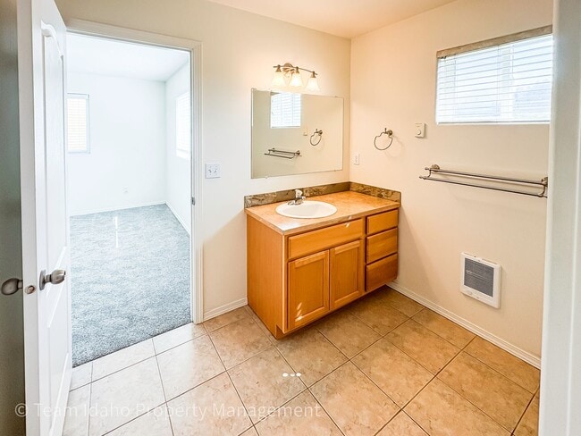 Building Photo - Beautiful 4 bedroom 3 bath townhouse w/att...