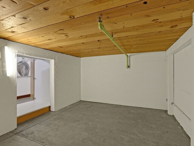 Building Photo - Historic Chown Pella Building - east facing Pearl District loft w/parking/rooftop deck