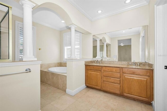 Building Photo - 924 Hemingway Cir