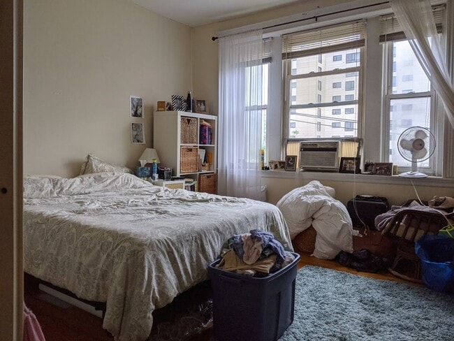 Building Photo - Very Nice 3 bed 1.5 Bath in Coolidge Corner....