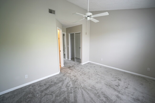 Building Photo - 2-Bedroom, 2 1/2-Bath, Gated South Tampa C...