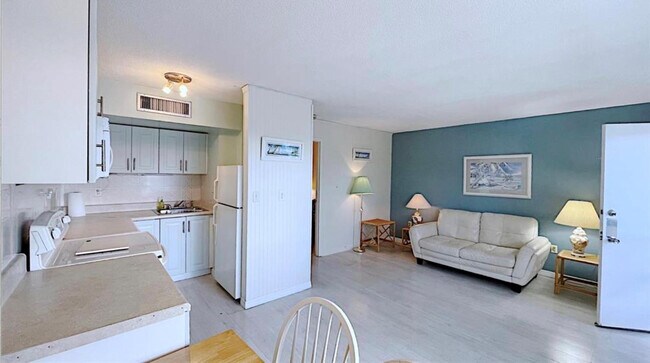 Building Photo - 1200 Colonnades Dr