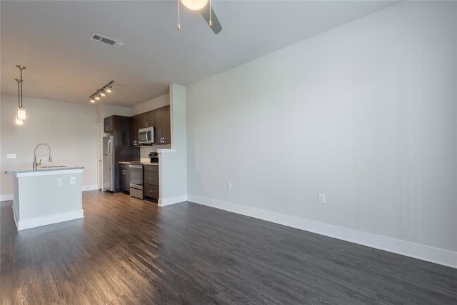 Building Photo - 1520 N Memorial Way