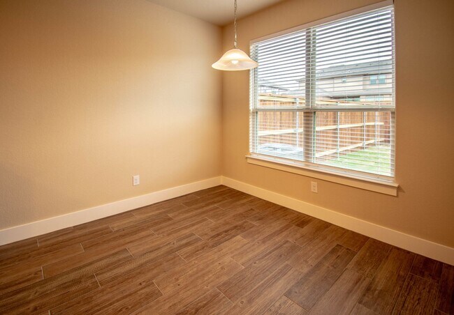 Building Photo - 347 Madison Oaks Ave