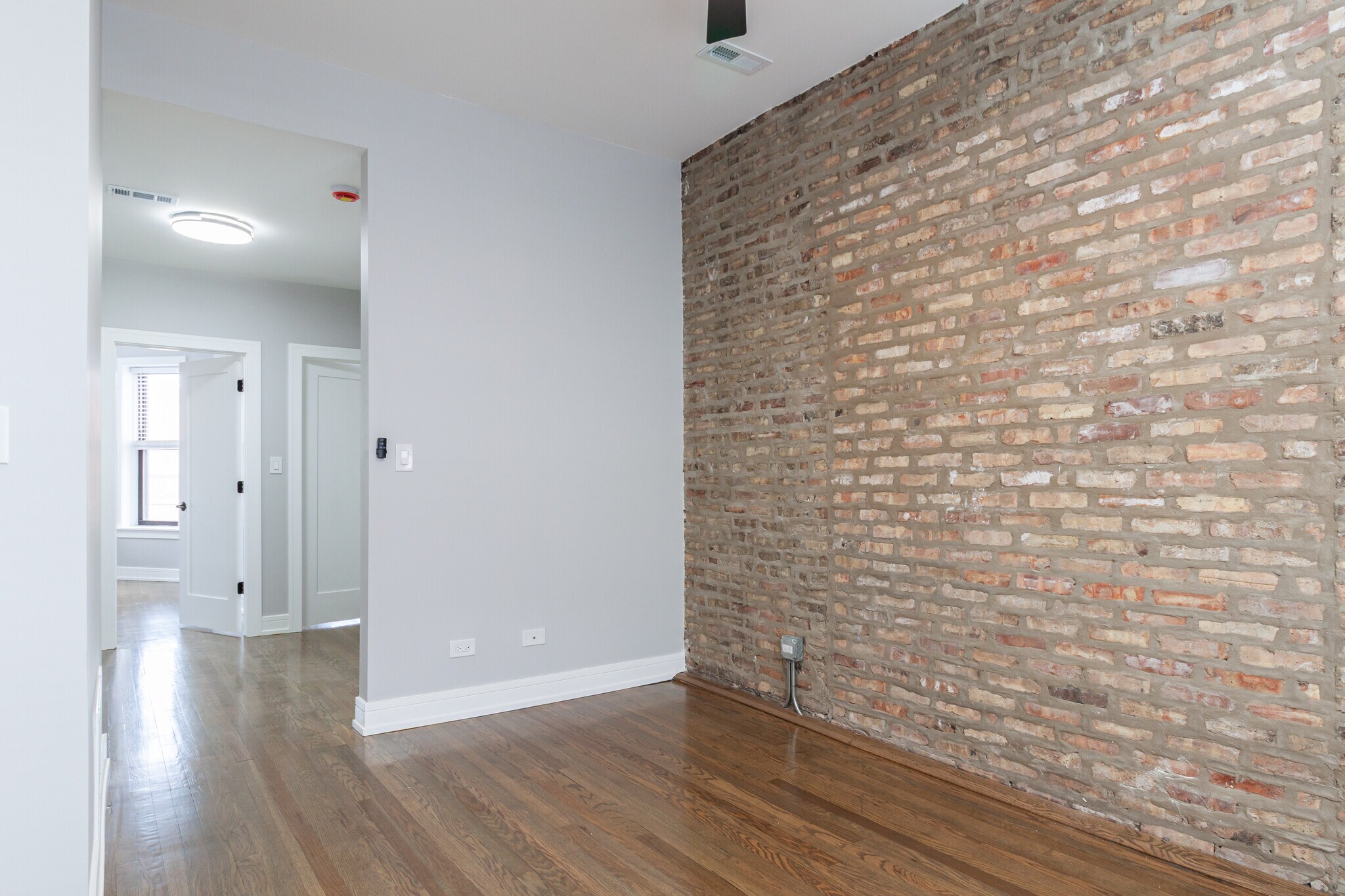 Building Photo - 3830 N Wilton Ave