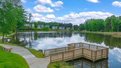 Building Photo - The Lakes at Statham