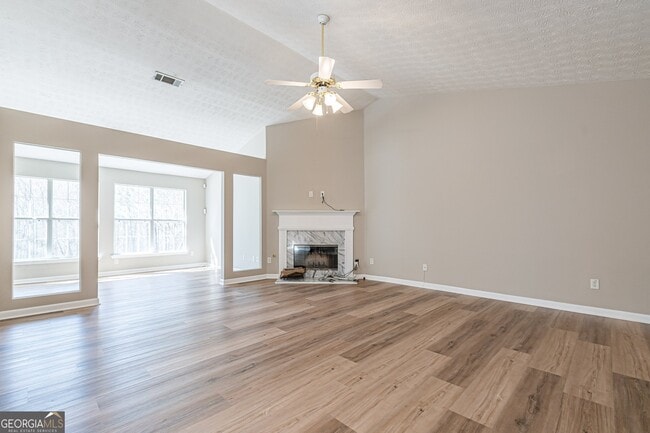 Building Photo - 5755 Lakeview Cir