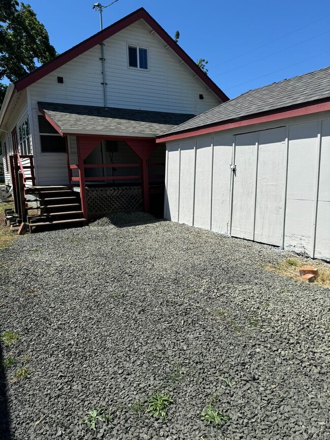 Building Photo - Great 3 bed/2 bath with tons of character!