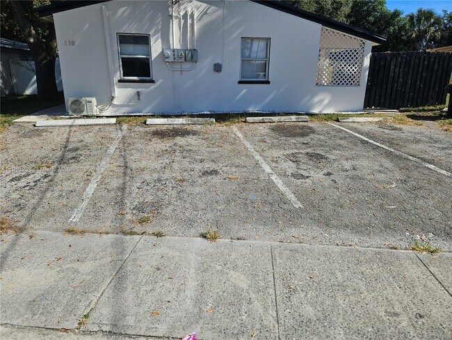 Building Photo - 118 NW 8th Ave