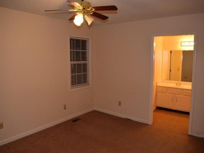 Building Photo - 2065 Vernon Commons