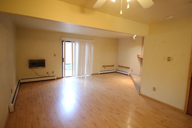 Building Photo - Great 3 Bedroom Condo