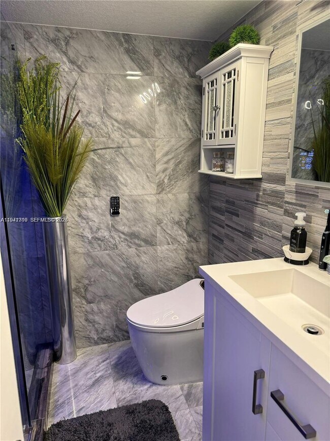 Building Photo - 3870 W 8th Ln