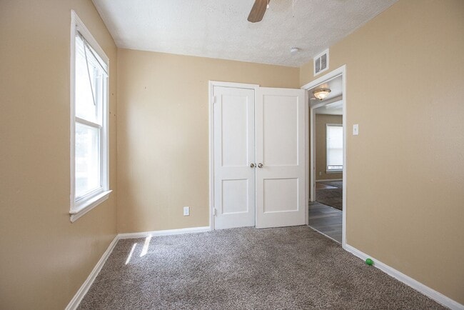 Building Photo - 3 Bedroom/1 bath Single House!!