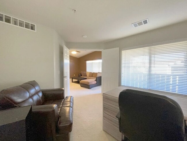 Building Photo - Spacious 2 Bed, 2 Bath + Office Townhome with Attached Garage | Broadlands Community