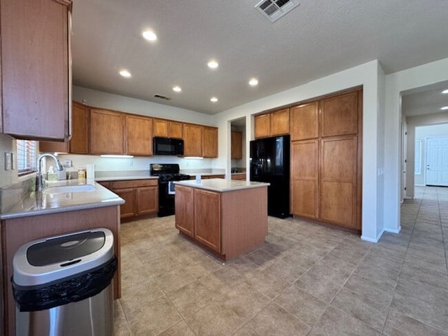 Building Photo - Gorgeous Westside 5 + 3 With Solar - $3800