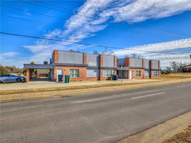 Building Photo - Coming soon! Welcome to this spacious 2 bed 2 bath duplex located in the heart of Oklahoma City, OK!