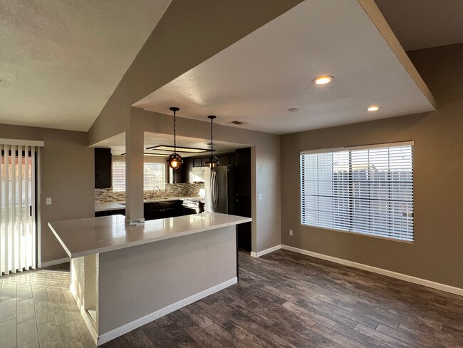 Building Photo - Beautiful 3 Bedroom 2 Bathroom House in Co...