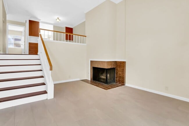 Building Photo - Beautiful townhome in La Jolla!  Three bedrooms plus office/extra bedroom! Available immediately!