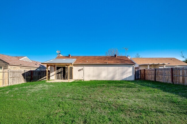 Building Photo - Charming 3-Bedroom Home with 2 Baths in Prime Fort Worth Location