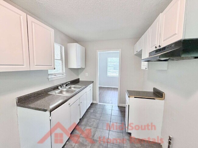 Building Photo - 3682 Suzanne Dr