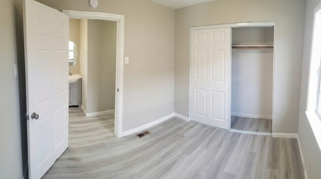Building Photo - Freshly Remodeled 4-Bedroom House w/ Private Yard in Oakland