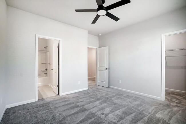 Building Photo - Move-in Ready Modern Townhome!!