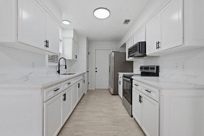 Building Photo - 7618 Breda Dr