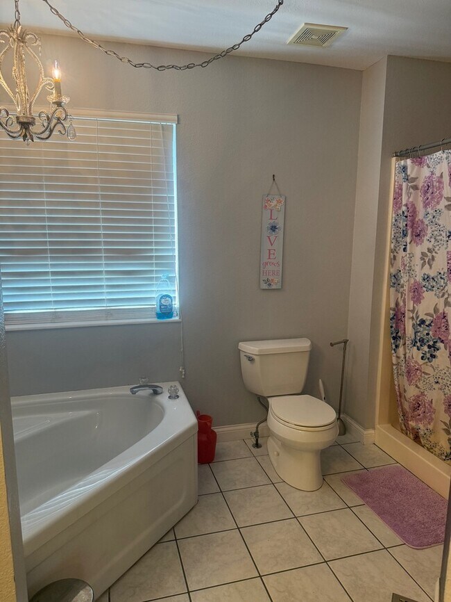 Building Photo - 4 bedroom 2.5 Bath 1.5 Story Home In Fox S...