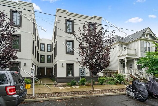Building Photo - Modern Three-Story Townhouse in Hosford-Ab...