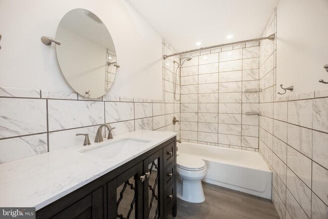 Building Photo - 353 William St