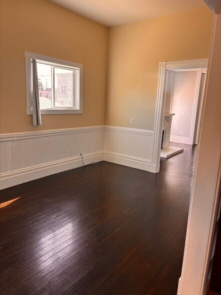 livingroom - 1622 Center St