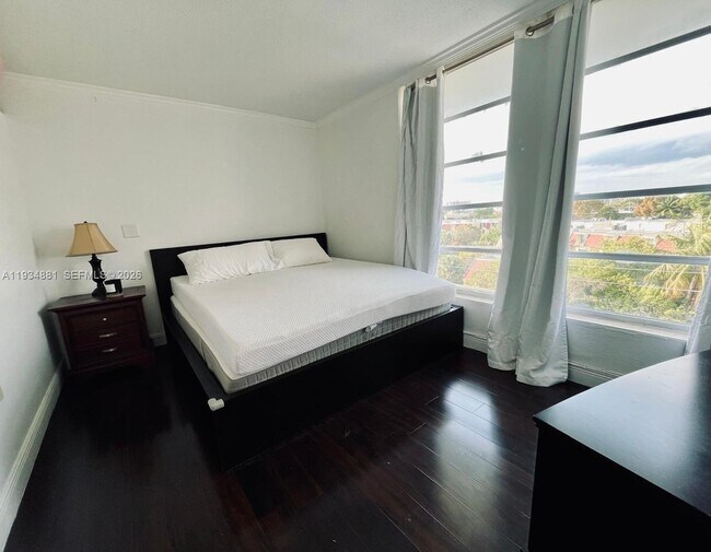 Building Photo - 1750 NE 115th St