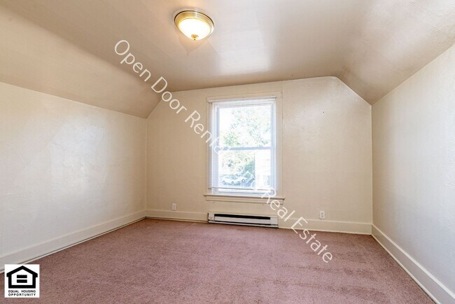 Building Photo - 608 Anderson Ave