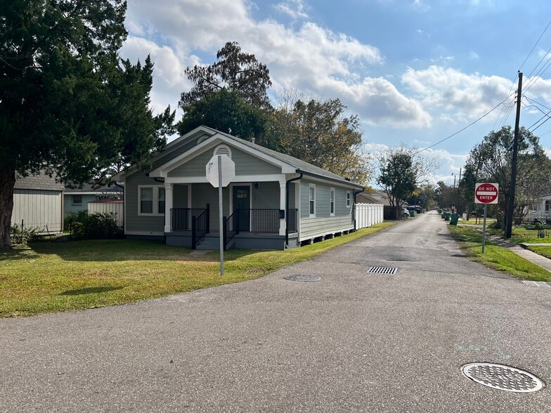 Building Photo - 3808 5th St