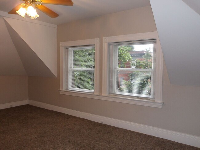 Building Photo - 212 W Lee St