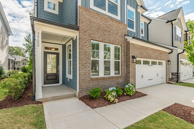 Building Photo - Stunning and spacious end-unit townhome in North Raleigh!