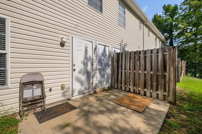 Building Photo - 2738 W Tharpe St