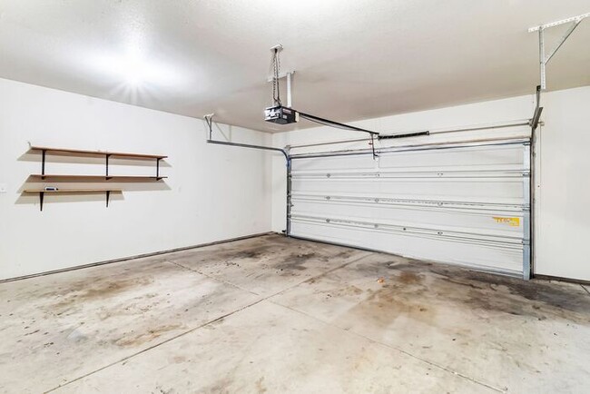 Building Photo - 3 bedroom home with fenced yard and garage...
