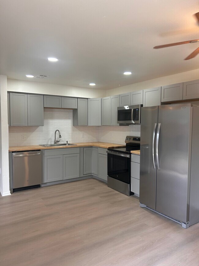 Building Photo - 5213 Everett Ln