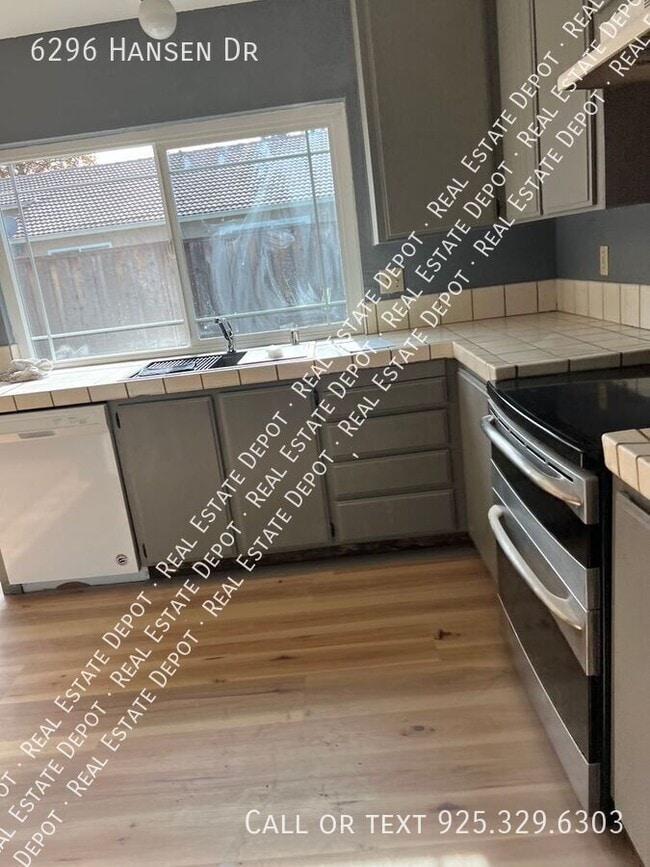 Building Photo - 6296 Hansen Dr